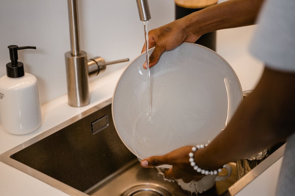 Biały osad na naczyniach ze zmywarki – sposoby 
