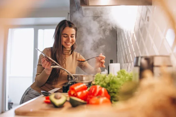 Gotowanie samemu, czy catering dietetyczny – co się bardziej opłaca?